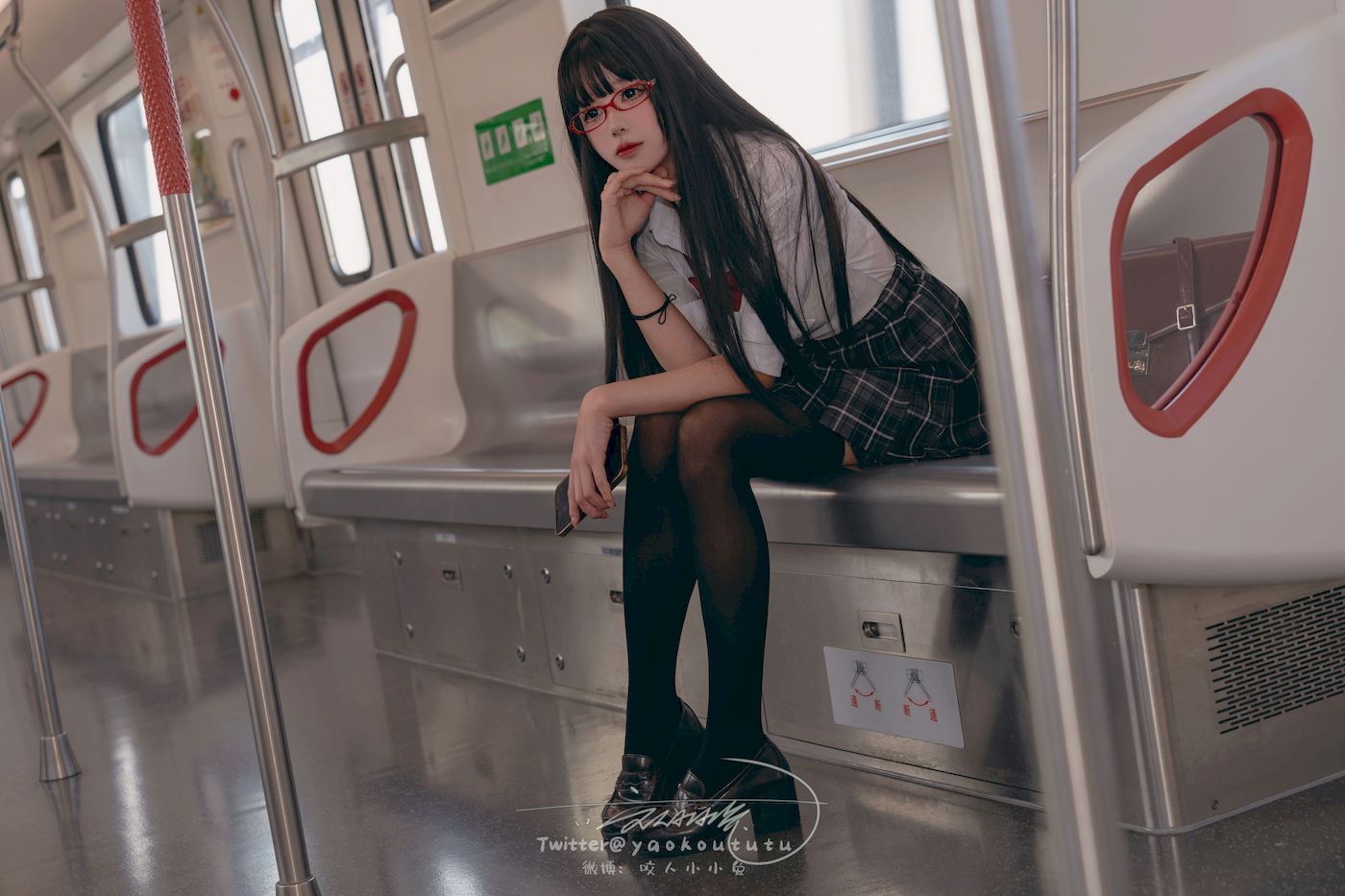 咬一口兔娘黑丝格子裙JK制服电车场景美图