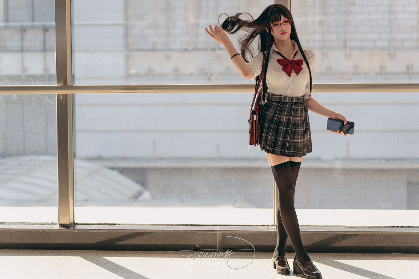 咬一口兔娘黑丝格子裙JK制服电车场景美图