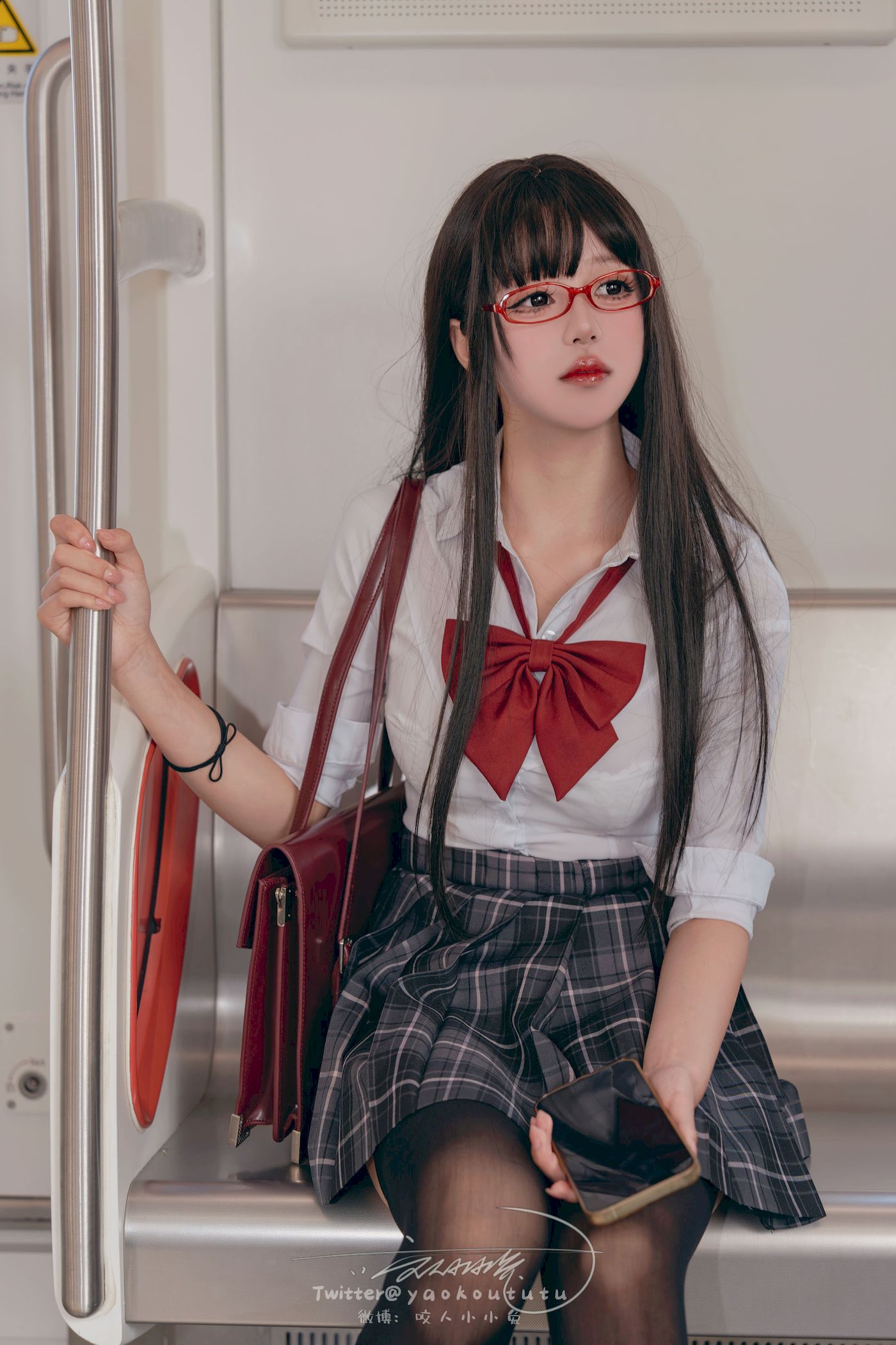 咬一口兔娘黑丝格子裙JK制服电车场景美图