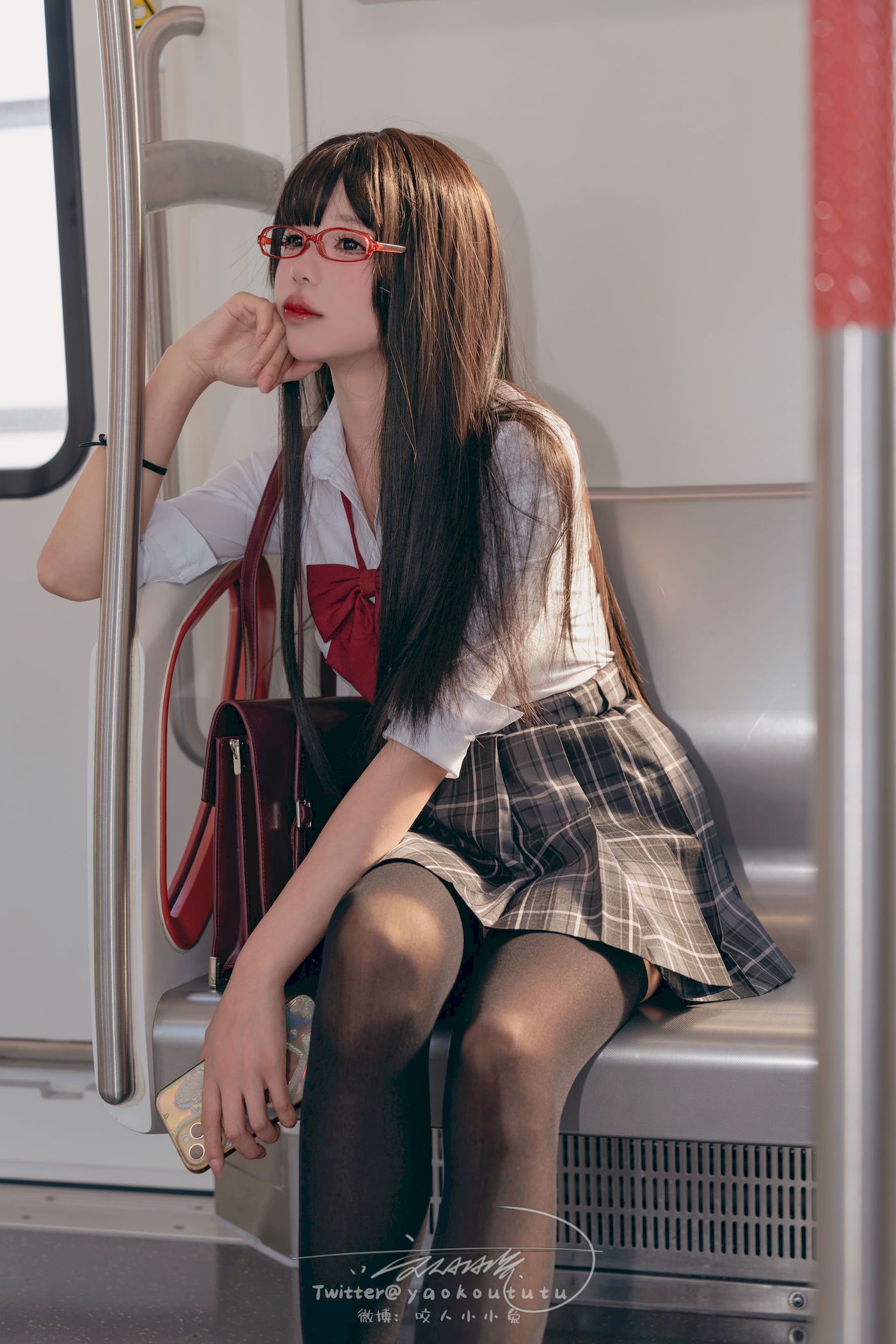 咬一口兔娘黑丝格子裙JK制服电车场景美图